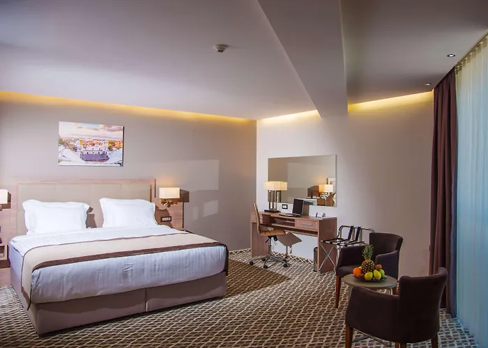 Western Premier Hills Ξενοδοχείο 4*