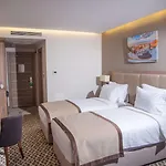 Western Premier Hills מלון 4*